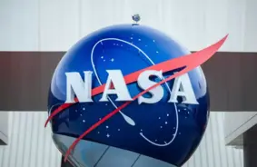 Bijusī NASA zinātniece atlaista par brīdinājumiem par Marsa paraugu riskiem un SpaceX misijas briesmām