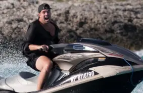 Bilijs Makfārlans pārdod Fyre zīmolu par niecīgu summu, bet miljonu parādi paliek