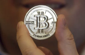Bitkoins sasniedz jaunu rekordu pirms ASV "kripto nedēļas": institucionālā interese un Trampa pavērsiens tirgū