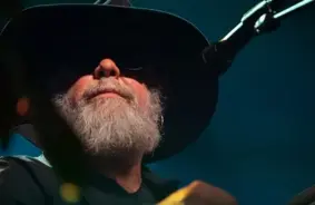 Boriss Grebenščikovs: Leģendas nemierīgais ceļš starp Londonas dārziem un Rīgas skatuvi, apcerot mieru un haosu