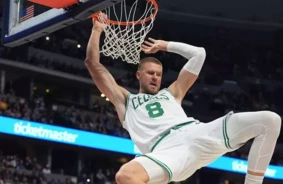 Bostonas "Celtics" sirdi plosošā atvadā no Kristapa Porziņģa godā čempiona ieguldījumu