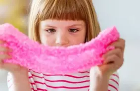 Brīdinājums vecākiem: gandrīz puse Latvijā testēto slaima rotaļlietu pārsniedz pieļaujamo bora daudzumu