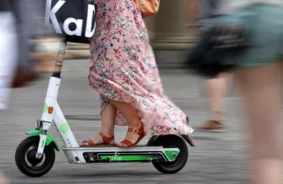 Brisele ierobežo e-skūteru un velosipēdu pakalpojumus: Lime spiesta pamest pilsētu ar tiesas prāvu fonā