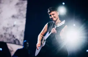 Britu "Hurts" Siguldā. Uz skatuves kāps arī pašmāju uzlecošā zvaigzne Emilija: Kas sagaida klausītājus gaidāmajā koncertā?