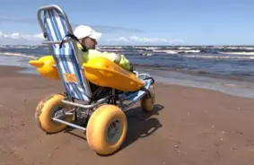 Brīvība Jūras Vēsmās: Rīgas Pludmalēs Ieviests Revolucionārs Risinājums Cilvēkiem ar Kustību Traucējumiem