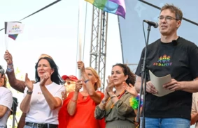 Budapeštas Mēra Žests Izsauc Sašutumu: Gērts Vilders Apsūdz Karāčoņu "Nacistu Sveicienā" Praida Gājienā