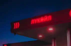 Bulgārijai draud degvielas krīze: ASV sankcijas pret "Lukoil" atstāj valsti uz sabrukuma sliekšņa