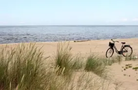 Būs vai nebūs apbūve krasta kāpās? Latvijas piejūras ciemu nākotne zem likuma burta》，