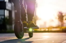 CSDD Atsaka Elektroskrejriteņa Reģistrāciju Tehnisku Nianšu Dēļ – Ātrums Nav Vienīgais Klupšanas Akmens