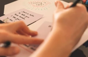Café Pli: Parīzē atklāj Eiropas pirmo “laika kapsulas” vēstuļu kafejnīcu – emocijas, kas ceļo laikā