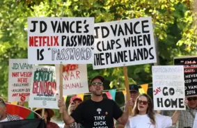 Čarlberijā notiek protests pret ASV viceprezidenta Džeimsa Deivida Vensa vizīti