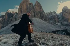 Čellists Mareks Radzēvičs uzņem videoklipu Dolomītu virsotnēs