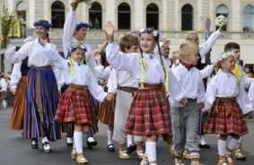 Ceļvedis bezmaksas kultūras baudījumam: XIII Latvijas Skolu jaunatnes dziesmu un deju svētki durvis ver plaši