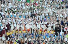 Cik maksās dārgākā biļete Skolu jaunatnes dziesmu un deju svētkos? Skaidro ministre Melbārde