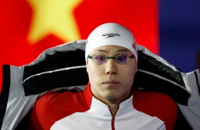 Cjiņs Haijans atgriežas tronī: zelts 100 metru brasā Pasaules čempionātā Singapūrā