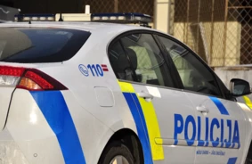 DUS Rīgā – Agresīvs Vandālisms un Ātra Policijas Aizturēšana Pēc Vairāku Auto Postīšanas