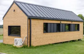 Dabīgā koka apdares dēļi pret MDF: Izvēle starp dabas spēku un ražošanas efektivitāti