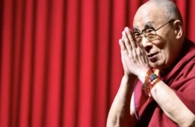 Dalailama svin 90. dzimšanas dienu: Miera un cerības gaismas bāka trimdā