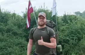 Dāvis Pērkons noslēdz episko 600 kilometru pārgājienu Kurzemē, vācot ziedojumus bērnu ortozēm