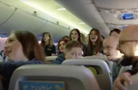 Debesu pārsteigums: airBaltic pasažierus sveic "Maska" koris