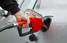 Degvielas cenas Baltijas galvaspilsētās: Rīgā un Tallinā kritums, Viļņā pieaugums