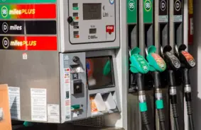 Degvielas cenas Baltijas valstīs turpina samazināties, bet ko prognozēt nākotnē?