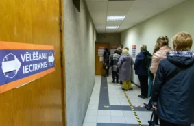 Demokrātijas izaicinājums: Kad jaunievēlētie deputāti atsakās no mandātiem un sabiedrības uzticība plīst