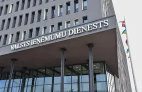 Divas bijušās VID amatpersonas apsūdzētas par speciālo finanšu līdzekļu izsaimniekošanu un dokumentu viltošanu
