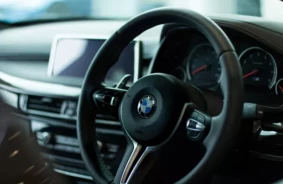 Divi "BMW" Vadītāji Pieķerti "Kosmiskā" Ātrumā uz Bauskas Šosejas: Draud Bargs Sods un Tiesību Atņemšana