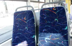 Divus vīriešus Rīgā apsūdz par uzbrukumu trolejbusā un nacionālā naida kurināšanu