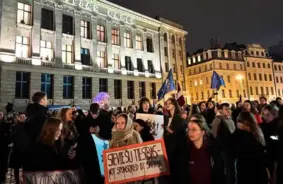 Doma laukumā notiek protesti pret atteikšanos no Stambulas konvencijas