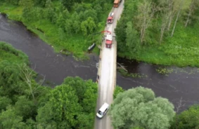 Dramatiska Avārija Tīnūžos: 'Toyota' Izvairās no Kravas Auto un Iegāžas Upē – Brīnumaina Glābšanās