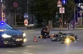 Dramatiska sadursme Pārdaugavā: BMW un motorollers cieš Kalnciema un Slokas ielu krustojumā