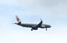 Dramatisks incidents virs Sibīrijas: Ķīnas lidmašīnas izvairās no aviokatastrofas, pastiprinot bažas par Krievijas gaisa telpas drošību