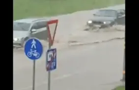 Dzeltenais brīdinājums Kurzemē: Lietus pārvērš ielas par upēm, aicinot uz īpašu piesardzību