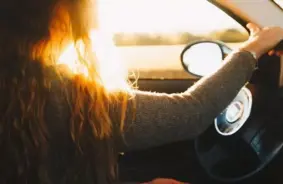 Dzērusi māte ar trim bērniem auto: šokējošais ceļa incidents un bargās likuma sekas