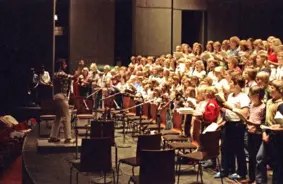 Dziesmas spēks trimdā: kā latviešu jaunatne cauri gadu desmitiem saglabāja latvietību Eiropā, Amerikā un Austrālijā