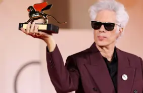 Džima Džārmuša triumfs Venēcijā: "Zelta lauva" leģendāram autorkino meistaram par filmu "Tēvs mātemāsa brālis"