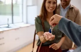 Dzīvokļu īpašniekus informēs par svešiem deklarētiem iemītniekiem: Saeima atbalsta būtiskus grozījumus Dzīvesvietas deklarēšanas likumā