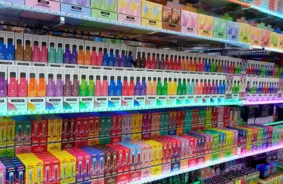 E-cigaretes rada jaunu atkarīgo paaudzi: eksperti brīdina par neatgriezenisku kaitējumu un nozares taktiku