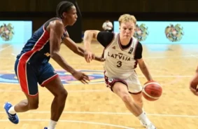 Egle plosās: Latvijas U20 basketbolisti smagā cīņā sasniedz Eiropas čempionāta pusfinālu