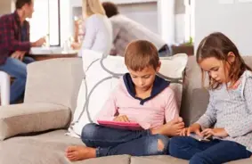 Ekrāns Bērnu Neaudzinās: Kā Viedierīces Veido Mūsdienu Atvašu Uzvedību un Veselību?