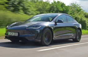 Elektrizējošs Panākums: Tesla EV dominē Cars.com 'Amerikāņu Ražojuma' reitingā, Model 3 līderis!