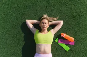 Ēšana pēc treniņa: 5 zelta likumi pilnvērtīgai atjaunošanai un maksimāliem rezultātiem