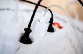“Estlink 2” Atgriežas: Kā Bojātā Enerģētikas Arterija Sola Mīkstināt Elektrības Cenas Baltijā, Īpaši Pīķa Stundās