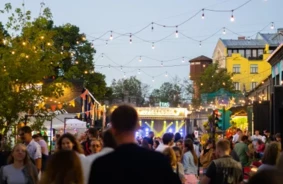 Ezīšfests 2025: Tallinas ielas kvartāls gatavojas grandiozām vasaras beigu svinībām Rīgā