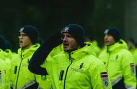 FOTO: Valsts policijas koledžas kadeti Rīgas Brāļu kapos devuši svinīgu zvērestu