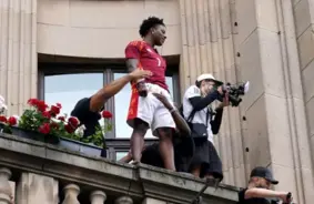 Fanu Pūļi Pārņem Rīgu: Digitālās Sensācijas “IShowSpeed” Vizīte Izraisa Sajūsmu un Debates