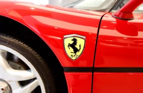 Ferrari Triumfs ES Tiesā: Leģendārā Testarossa Preču Zīme Aizsargāta un Nostiprināts Zīmolu Mantojums