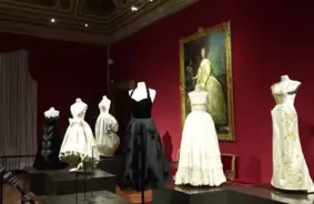 Florences Modes muzejs Piti pilī atklāj elpu aizraujošu ceļojumu cauri 20. gadsimta modei